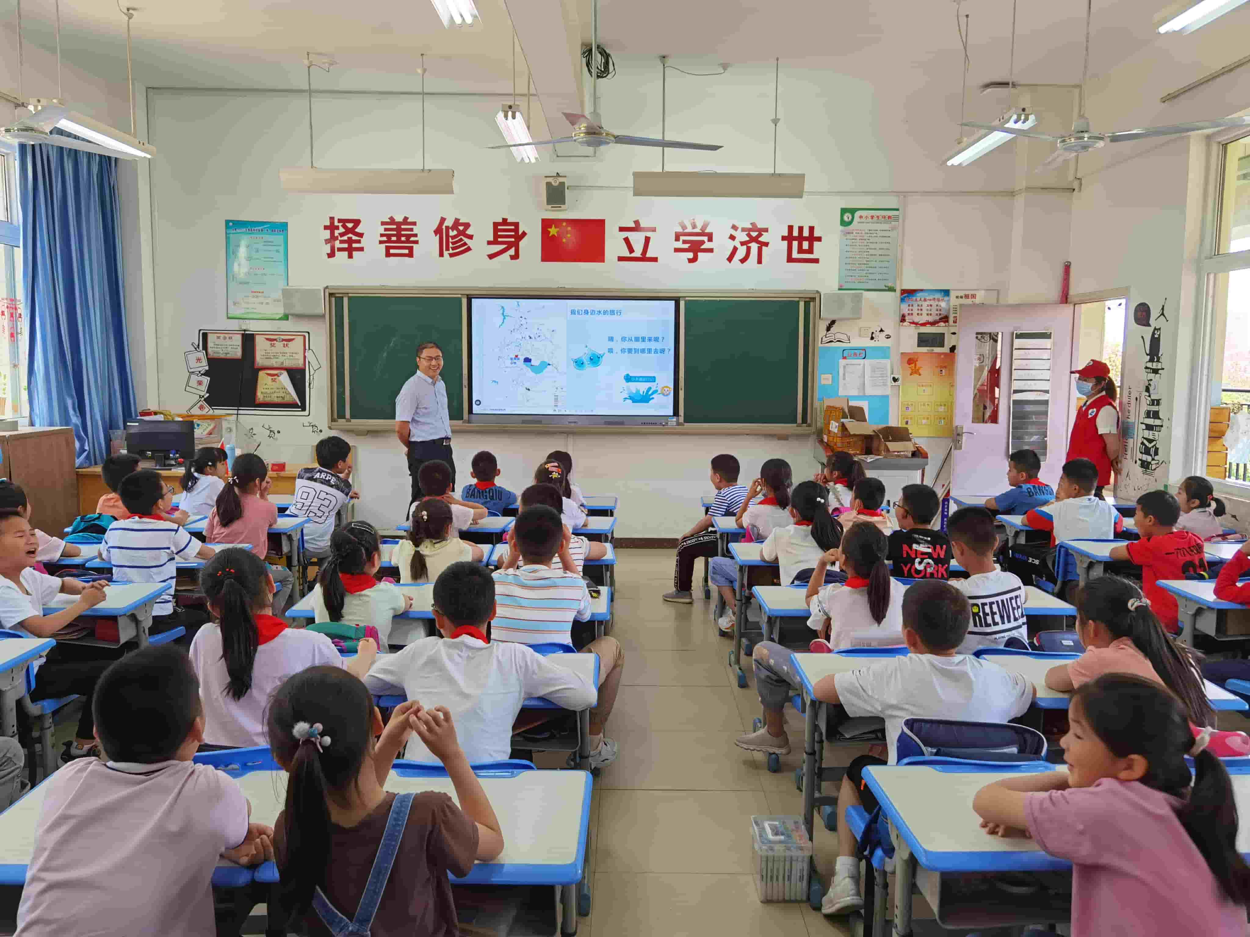 2021年6月4日，开云电子_开云电子（中国）志愿团队枪王一六八玫瑰园小学开展“青春志愿行，环保进课堂”活动（2）