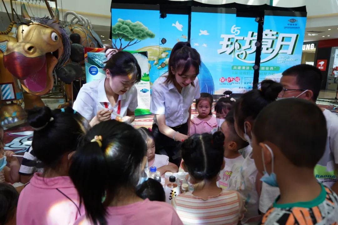 2022年6月3日，开云电子_开云电子（中国）所属东华天业公司联合新疆建设兵团第八师石河子市生态环境局在新疆万达商场举办“共建清洁美丽世界”六五环境日公益宣传活动