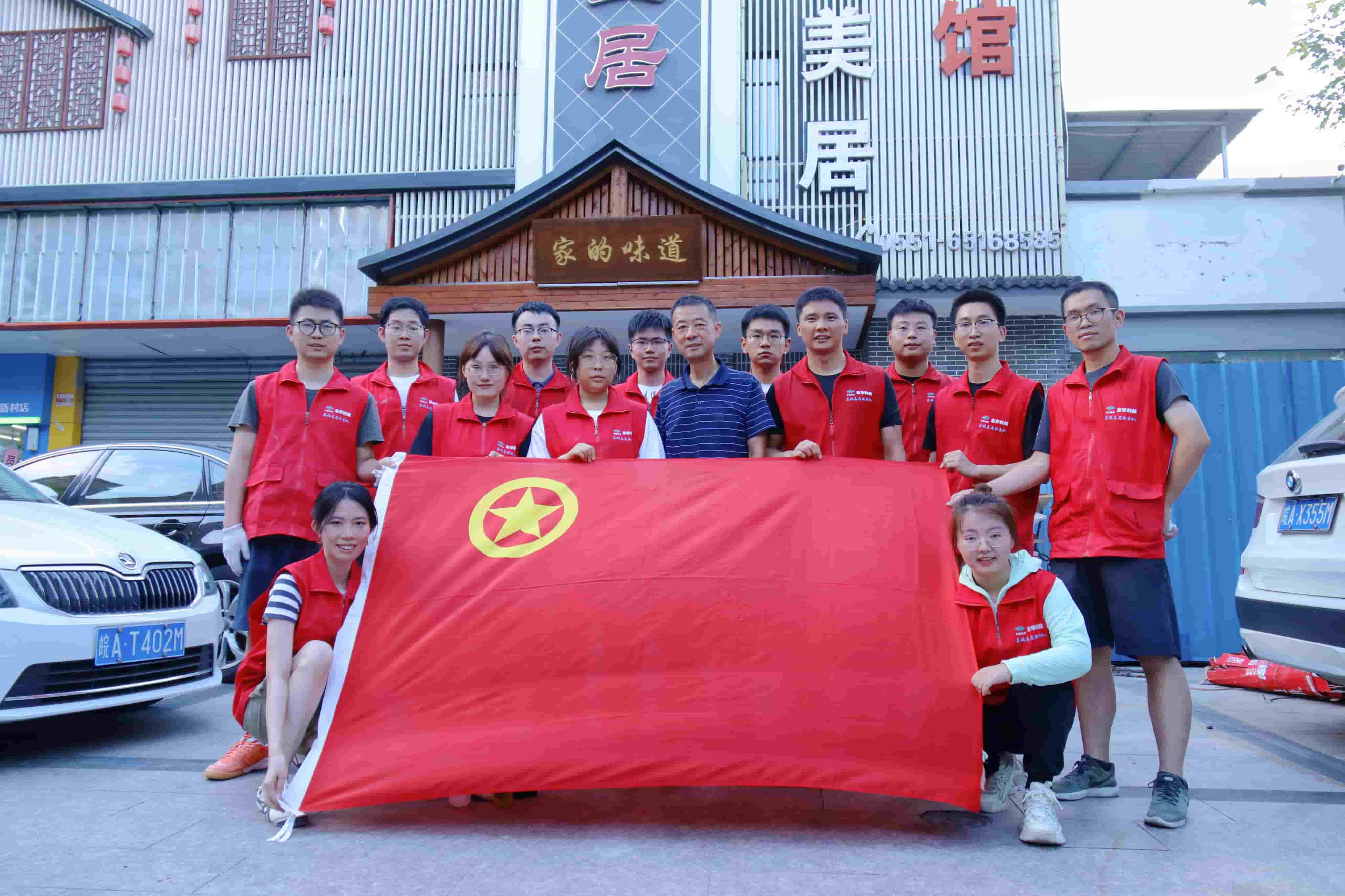 2022年8月9日，蓝鸽志愿服务队开展助力“口罩天使中途宿舍”搬迁改造志愿活动