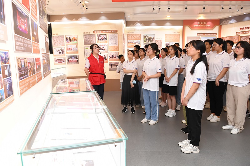 2022年8月13-14日，组织20余名革命老区优秀中学生，走进开云电子_开云电子（中国）开展“致敬时代楷模，争当国之栋梁”的研学活动，同时前往安徽名人馆、安徽创新馆参观学习（1）